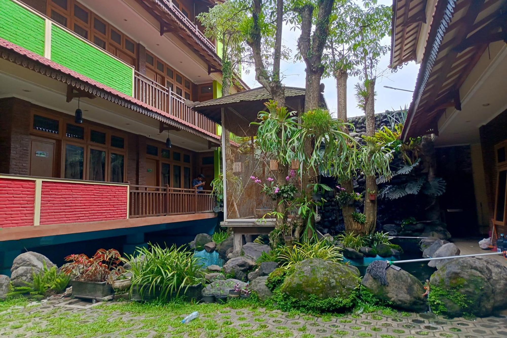 Java Capsule Hotel Malang Exterior photo